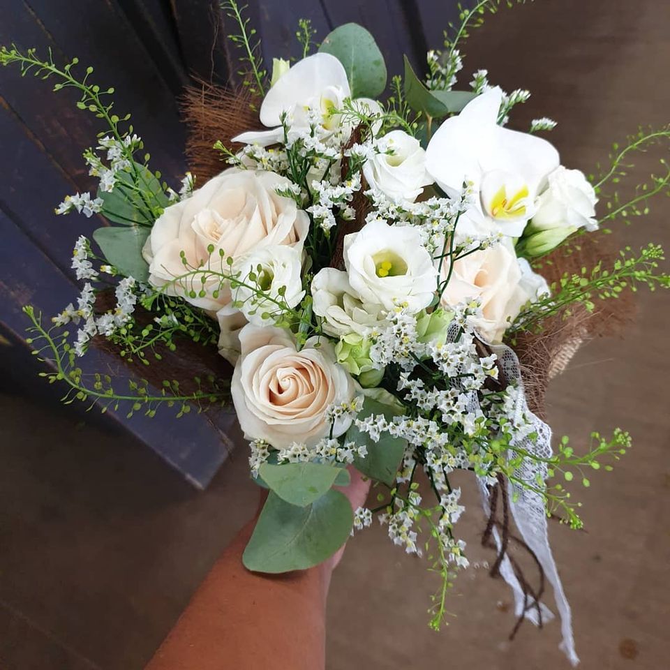 composition de bouquet de mariée rond avec vertige à langres