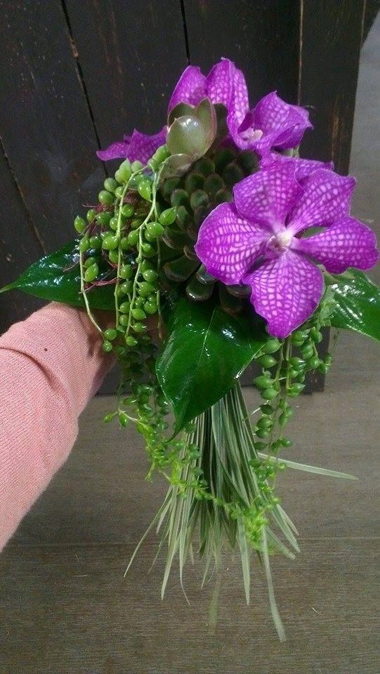 composition de bouquet de mariée rond avec vertige à langres
