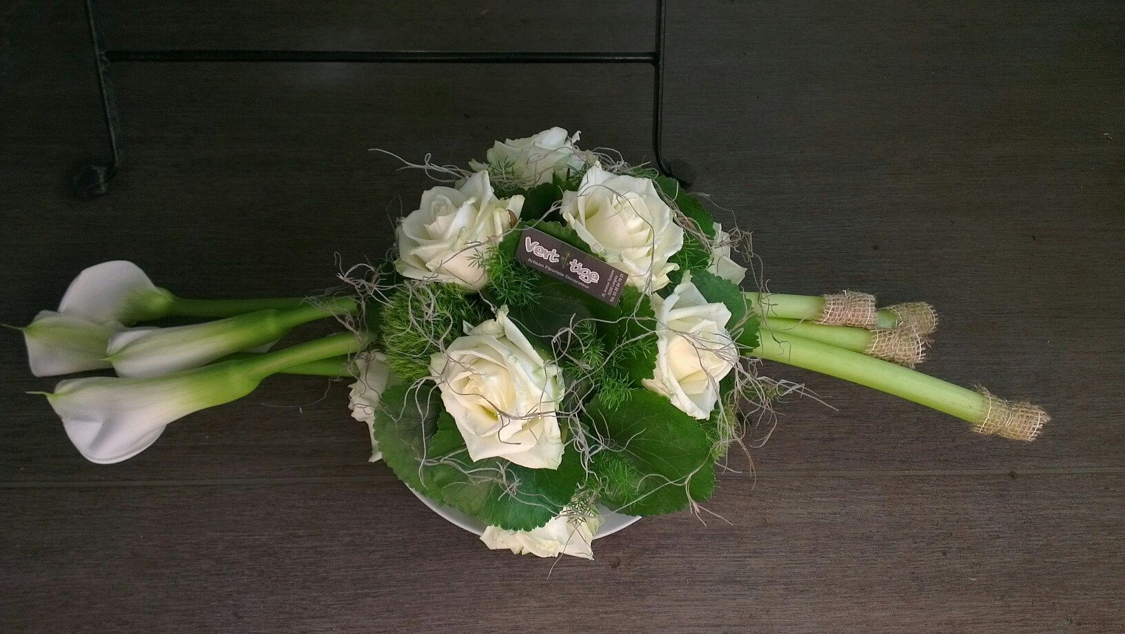 centre de table allongé pour mariage créé par VERTIGE LANGRES fleuriste